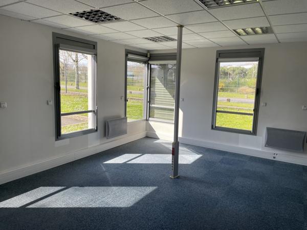 Immeuble de bureaux à louer à Saint-Herblain avec 48 parkings extérieurs