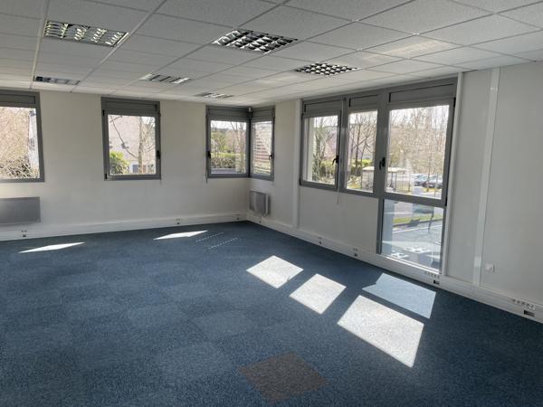 Immeuble de bureaux à louer à Saint-Herblain avec 48 parkings extérieurs