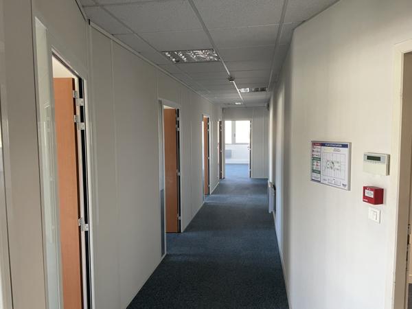Immeuble de bureaux à louer à Saint-Herblain avec 48 parkings extérieurs