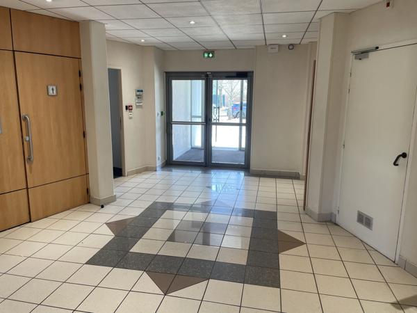 Immeuble de bureaux à louer à Saint-Herblain avec 48 parkings extérieurs