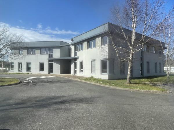 Immeuble de bureaux à louer à Saint-Herblain avec 48 parkings extérieurs