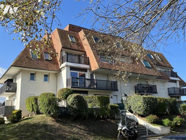 400 mètres Mer, F2 à rénover avec loggia et box en sous-sol.