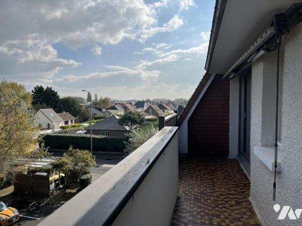 400 mètres Mer, F2 à rénover avec loggia et box en sous-sol.