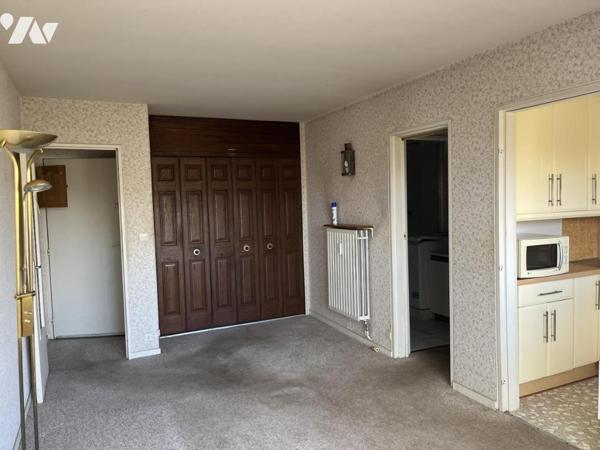 400 mètres Mer, F2 à rénover avec loggia et box en sous-sol.