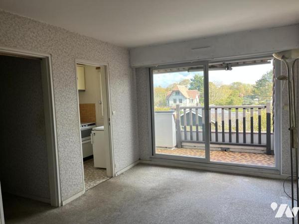 400 mètres Mer, F2 à rénover avec loggia et box en sous-sol.