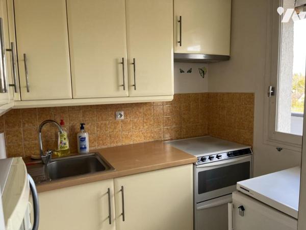 400 mètres Mer, F2 à rénover avec loggia et box en sous-sol.