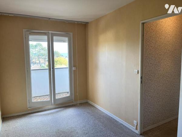 400 mètres Mer, F2 à rénover avec loggia et box en sous-sol.