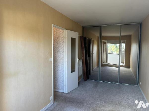 400 mètres Mer, F2 à rénover avec loggia et box en sous-sol.