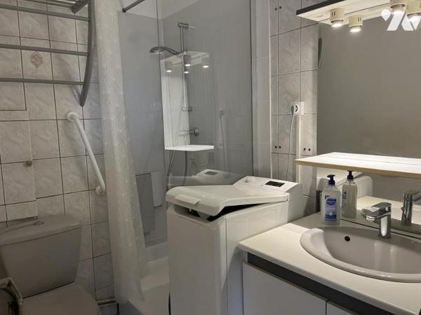 400 mètres Mer, F2 à rénover avec loggia et box en sous-sol.