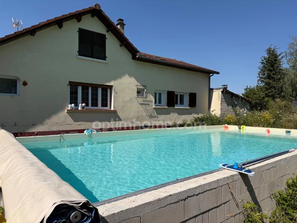Maison familiale avec piscine et grand terrain : un cadre de vie privilégié à Saint-Eulien !