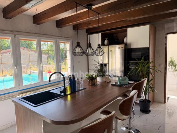 Maison familiale avec piscine et grand terrain : un cadre de vie privilégié à Saint-Eulien !