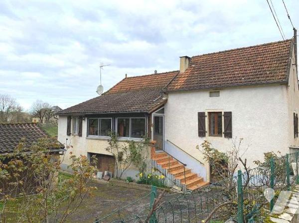 A VENDRE : Dans village avec commerces, maison avec dépendance sur terrain plat de 1.310m². Cet...