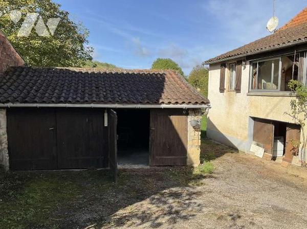 A VENDRE : Dans village avec commerces, maison avec dépendance sur terrain plat de 1.310m². Cet...