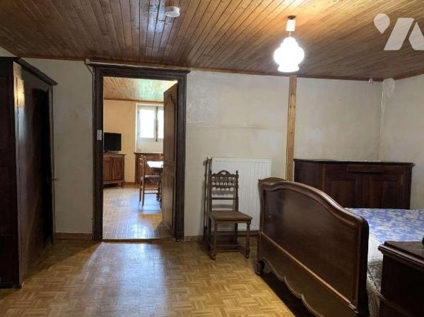 A VENDRE : Dans village avec commerces, maison avec dépendance sur terrain plat de 1.310m². Cet...