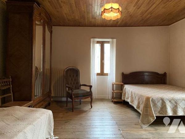 A VENDRE : Dans village avec commerces, maison avec dépendance sur terrain plat de 1.310m². Cet...