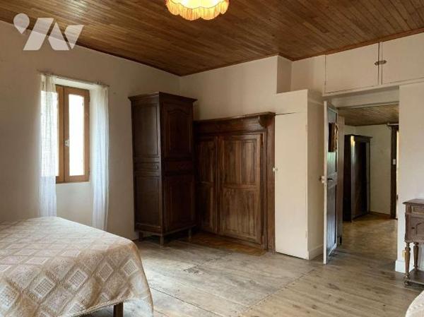 A VENDRE : Dans village avec commerces, maison avec dépendance sur terrain plat de 1.310m². Cet...