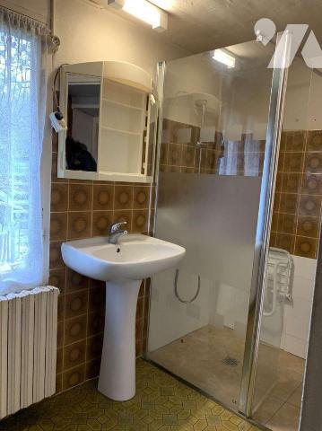 A VENDRE : Dans village avec commerces, maison avec dépendance sur terrain plat de 1.310m². Cet...