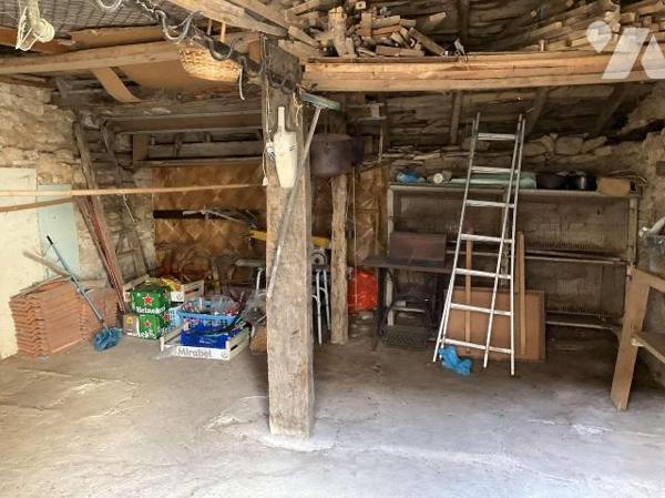 A VENDRE : Dans village avec commerces, maison avec dépendance sur terrain plat de 1.310m². Cet...