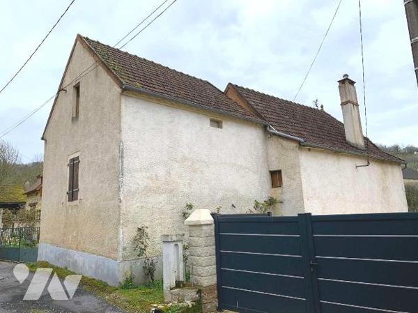 A VENDRE : Dans village avec commerces, maison avec dépendance sur terrain plat de 1.310m². Cet...