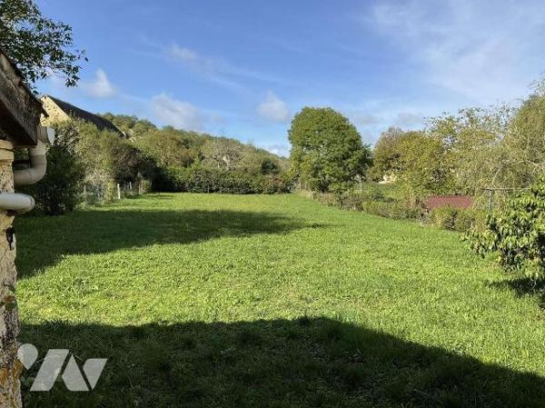 A VENDRE : Dans village avec commerces, maison avec dépendance sur terrain plat de 1.310m². Cet...
