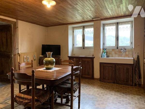 A VENDRE : Dans village avec commerces, maison avec dépendance sur terrain plat de 1.310m². Cet...