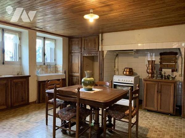 A VENDRE : Dans village avec commerces, maison avec dépendance sur terrain plat de 1.310m². Cet...