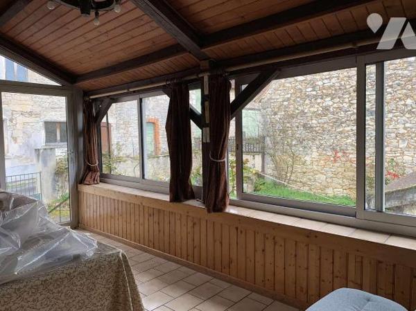 A VENDRE : Dans village avec commerces, maison avec dépendance sur terrain plat de 1.310m². Cet...
