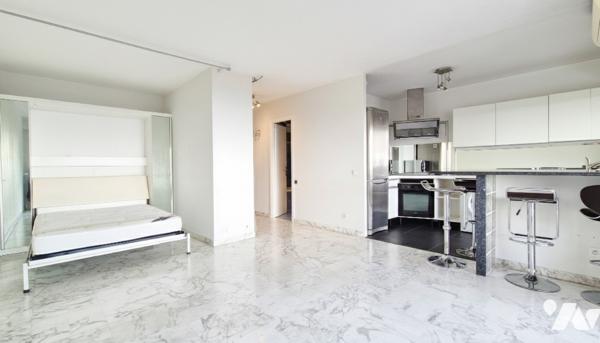 NICE OUEST – Les Belles Terres – Spacieux studio avec large terrasse et vue dégagée sur la mer.