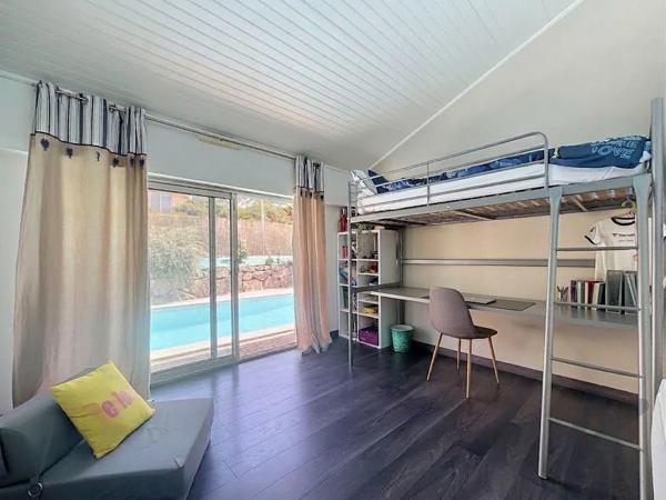Maison familiale beaux volumes vue dégagée 5 chambres garage piscine