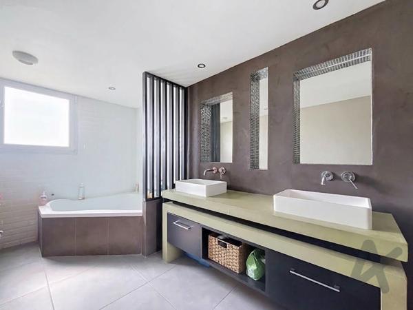 Maison familiale beaux volumes vue dégagée 5 chambres garage piscine
