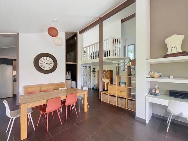 Maison familiale beaux volumes vue dégagée 5 chambres garage piscine