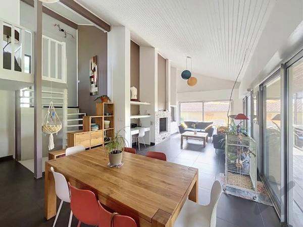 Maison familiale beaux volumes vue dégagée 5 chambres garage piscine