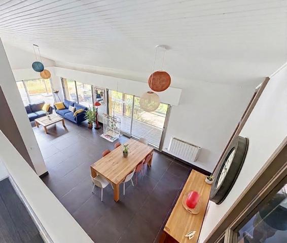 Maison familiale beaux volumes vue dégagée 5 chambres garage piscine