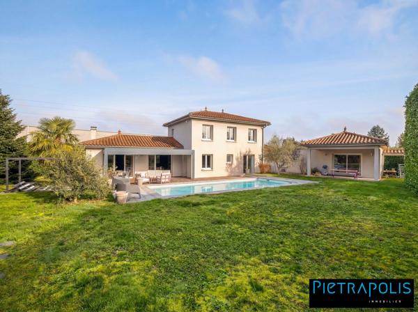 Maison contemporaine 5 chambres avec piscine et 1200m2 de terrain.