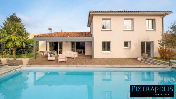 Maison contemporaine 5 chambres avec piscine et 1200m2 de terrain.