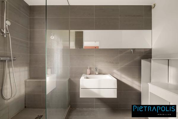 Maison contemporaine 5 chambres avec piscine et 1200m2 de terrain.