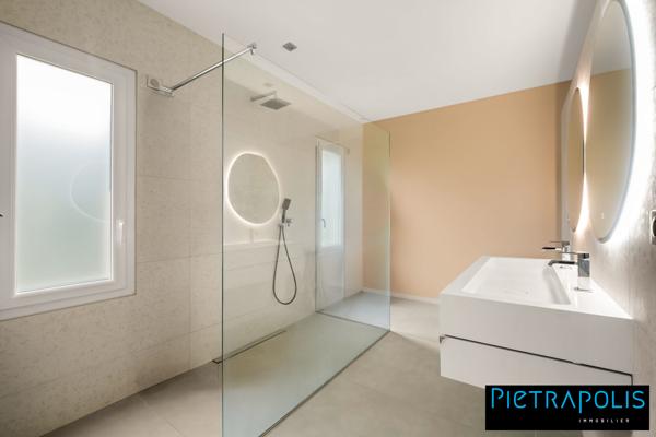 Maison contemporaine 5 chambres avec piscine et 1200m2 de terrain.