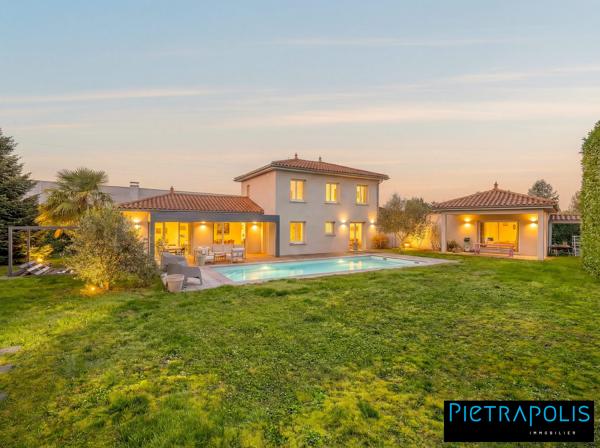 Maison contemporaine 5 chambres avec piscine et 1200m2 de terrain.