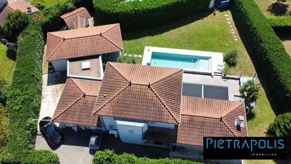 Maison contemporaine 5 chambres avec piscine et 1200m2 de terrain.