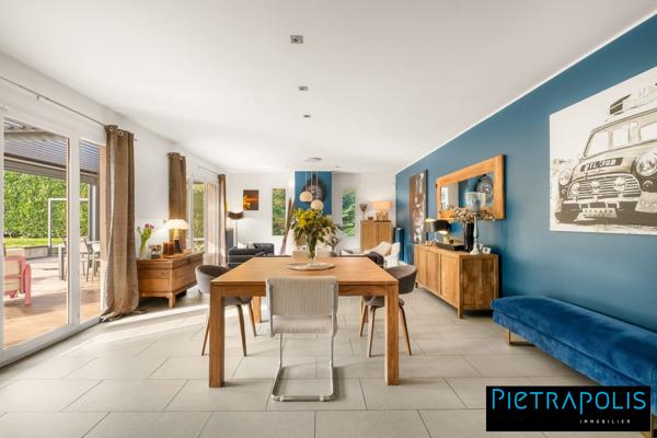 Maison contemporaine 5 chambres avec piscine et 1200m2 de terrain.