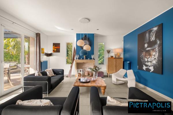 Maison contemporaine 5 chambres avec piscine et 1200m2 de terrain.