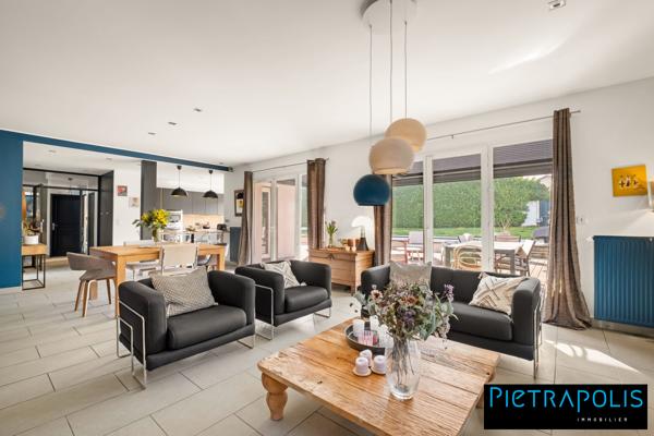 Maison contemporaine 5 chambres avec piscine et 1200m2 de terrain.