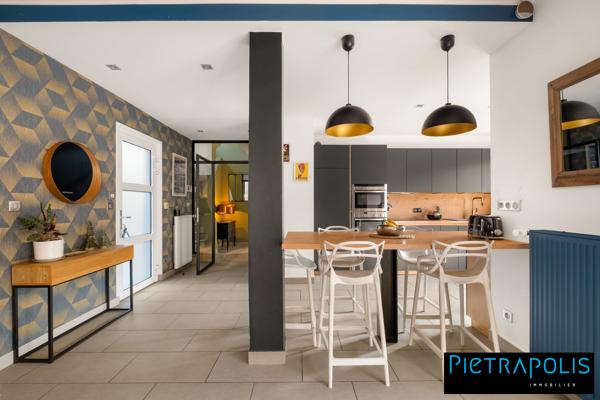 Maison contemporaine 5 chambres avec piscine et 1200m2 de terrain.