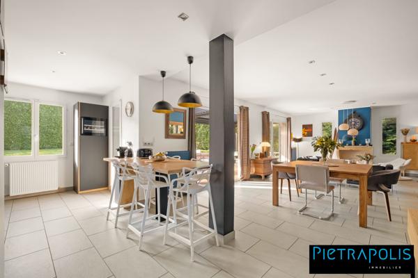 Maison contemporaine 5 chambres avec piscine et 1200m2 de terrain.