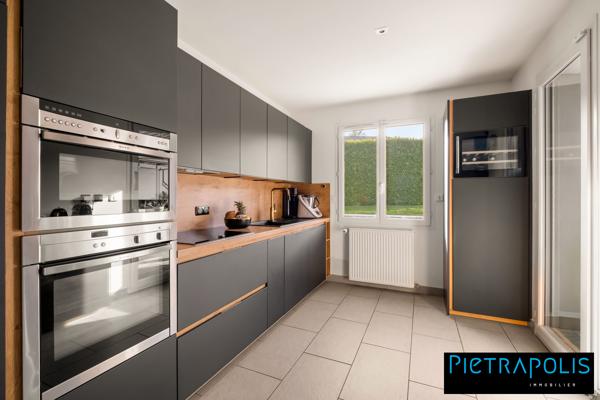 Maison contemporaine 5 chambres avec piscine et 1200m2 de terrain.
