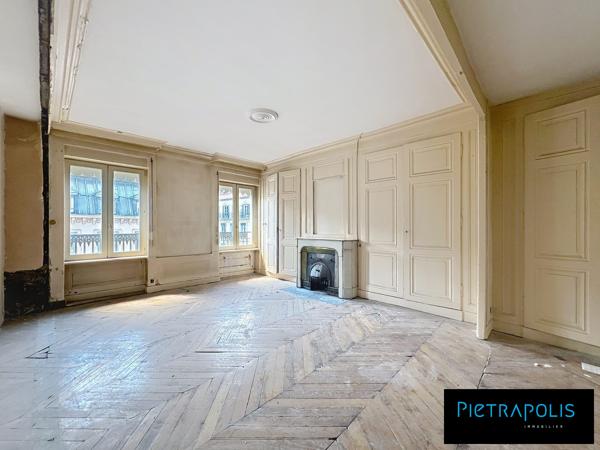 PLACE DES TERREAUX - PLATEAU 34m2 A RENOVER - 5 eme ETAGE - LUMINEUX