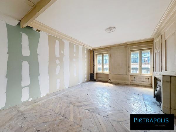PLACE DES TERREAUX - PLATEAU 34m2 A RENOVER - 5 eme ETAGE - LUMINEUX