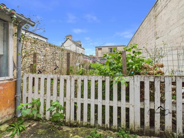 Rare en centre-ville de Saint-Pol-de-Léon, maison à fort potentiel avec jardin et dépendance