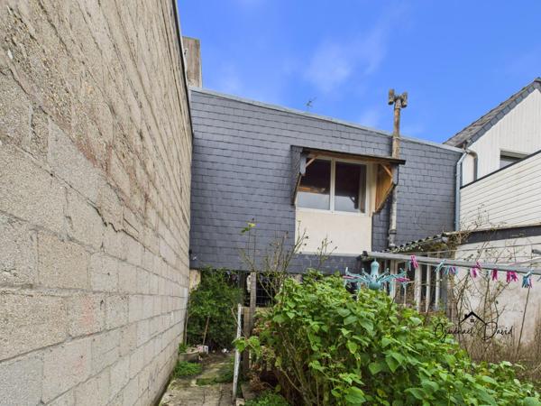 Rare en centre-ville de Saint-Pol-de-Léon, maison à fort potentiel avec jardin et dépendance