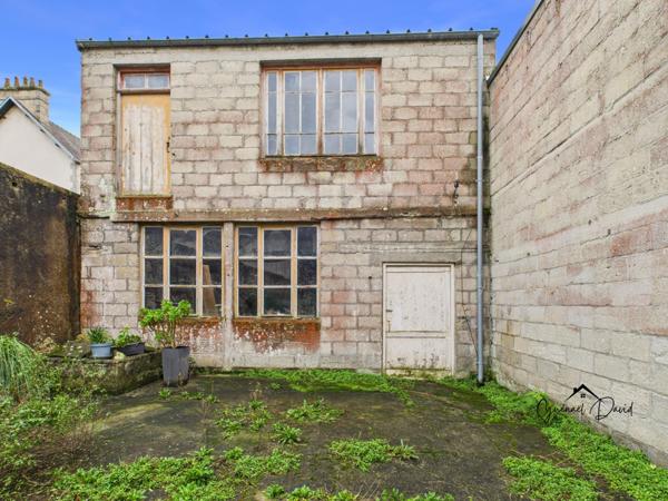 Rare en centre-ville de Saint-Pol-de-Léon, maison à fort potentiel avec jardin et dépendance